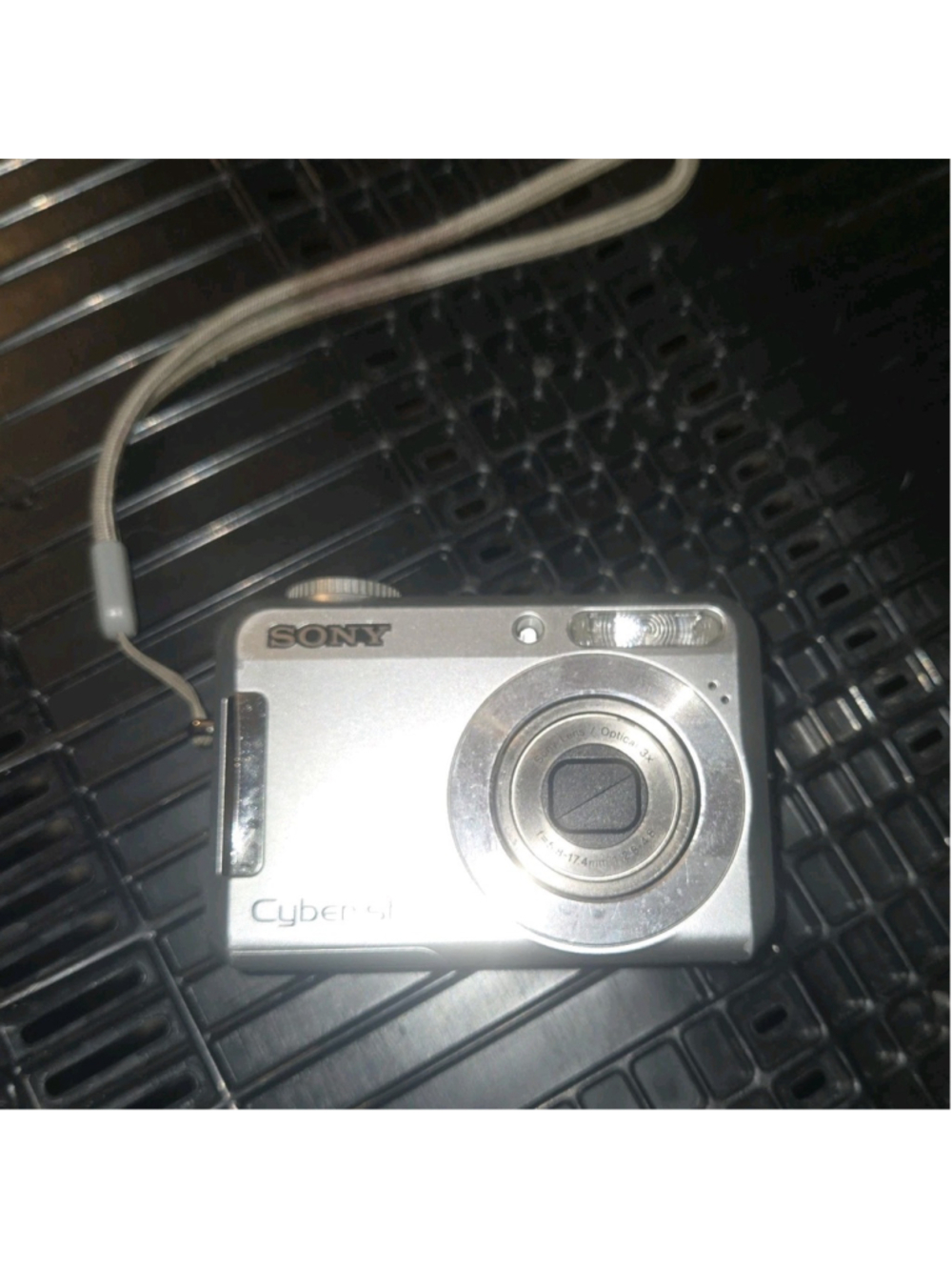 SONY Cyber-shot DSC-S650 Digital Camera - 7.2MP / 3x / AA - Tested - Good Cond.